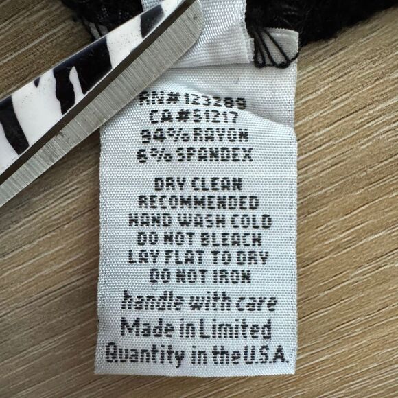 Lauren Moshi Black Long Sleeve Fitted Thermal Heart Graphic Size Small Designer - Picture 8 of 9